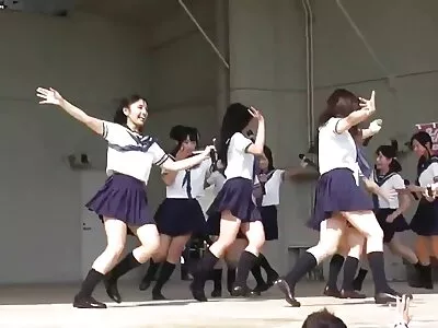 Con quái vật kích thước bloke Danny D đang chăm jav moi cap nhat sóc của ba gà con dâm dục