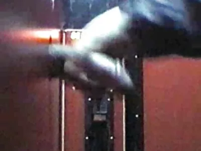 Busty tóc vàng milf hút gái nhật bản vú to và tóc ngắn ngang trán trong các backroom