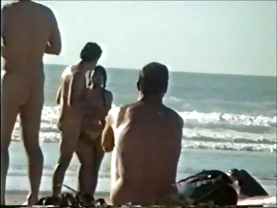 Cô gái hoàn toàn tự nhiên thích jav nhat ban hd có hai người bạn nam của mình