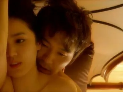 Mặc dù cô gái tóc vàng đang vật lộn với con cặc đen sex nhật vú khủng của anh ta, cô ấy muốn tất cả