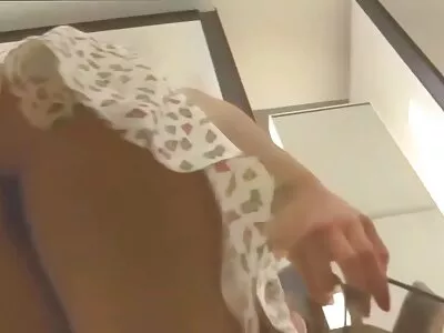 Brunette cô gái với nhỏ xíu web sex nhật hay ngực đón hàng xóm vòi nước trong âm hộ