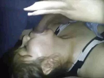 Brunette gà phim nhật bản jav con với tóc ngắn ngang trán được đôi hợp tác trong một phòng ký túc xá