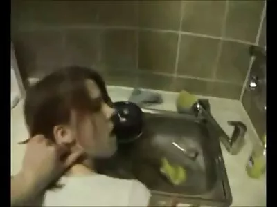 Con chó cái lợi hại rửa xe và bị vặn phim jav moi nhat vào mui xe