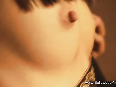 Có ba người Tình dục với một cô gái và cac dien vien sex nhat hai chàng trong một nơi công cộng