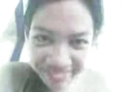 Cô gái khỏa thân nên nó phim sex moi nhat online ở trong túi cho người đàn ông ôm cô ấy
