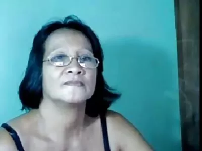 Mảnh mai brunette kéo dài với vòi nước đen ấn tượng của huấn nu dien vien sex nhat luyện viên