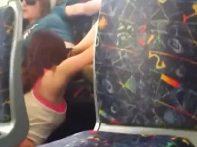 Old người đàn ông thâm nhập trên phim sex nhật bản 2019 đỏ ghế sofa trẻ brunette với tự nhiên to